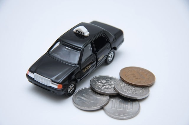 タクシーの最低料金は？運賃体系や追加料金・主要都市の基準も解説